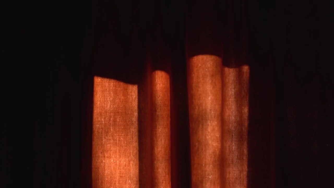 透过窗帘的窗户的剪影视频下载
