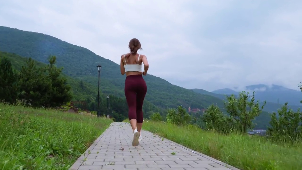 女运动员在山上慢跑视频素材