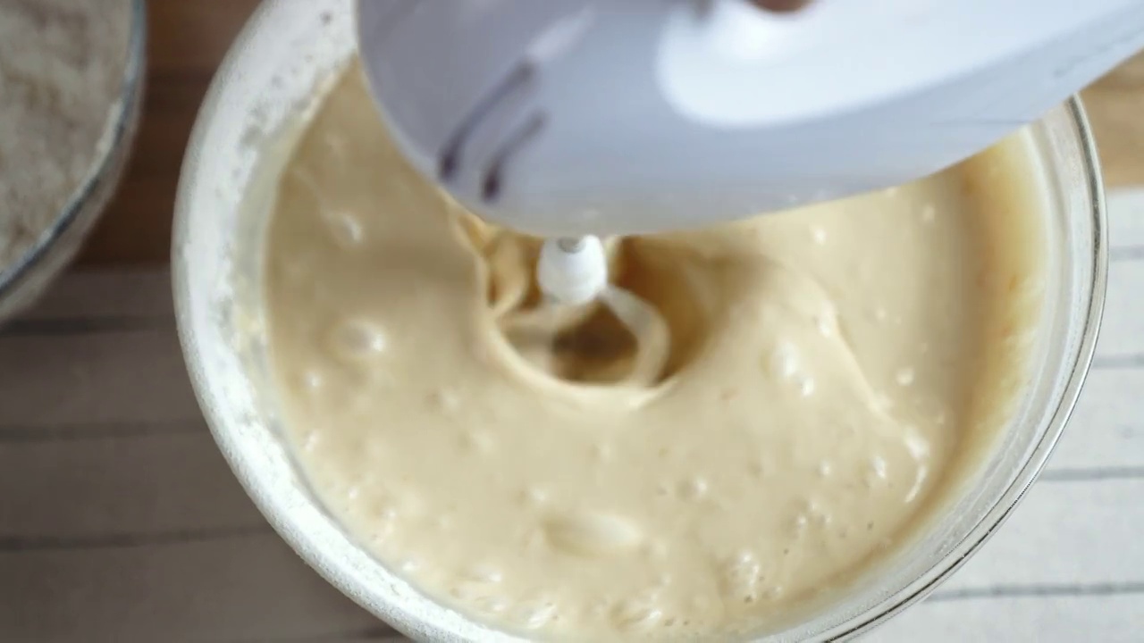 用电动搅拌机搅拌蛋糕混合物的过程视频下载