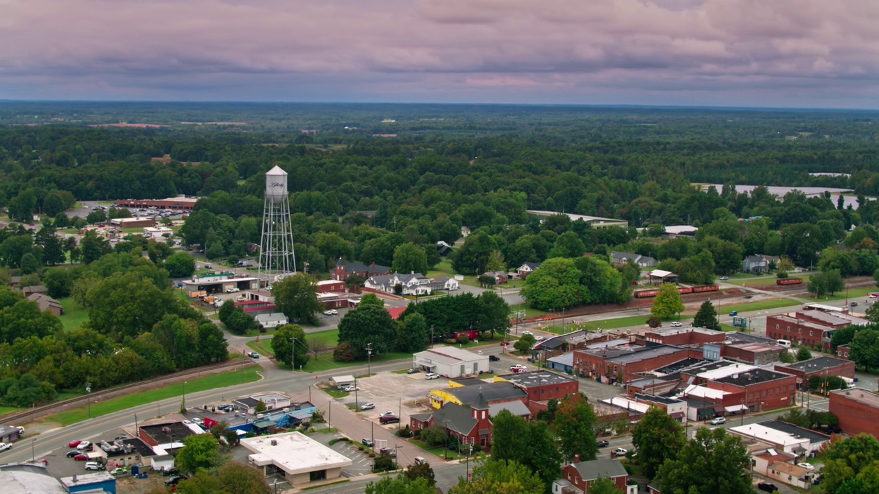 鸟瞰图，北卡罗来纳州被森林包围的小镇视频下载