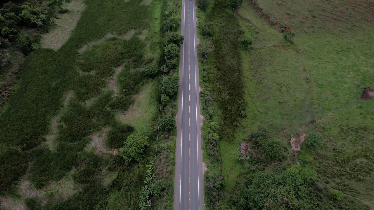 俯瞰在公路上的车辆在巴西里约热内卢的乡村视频下载