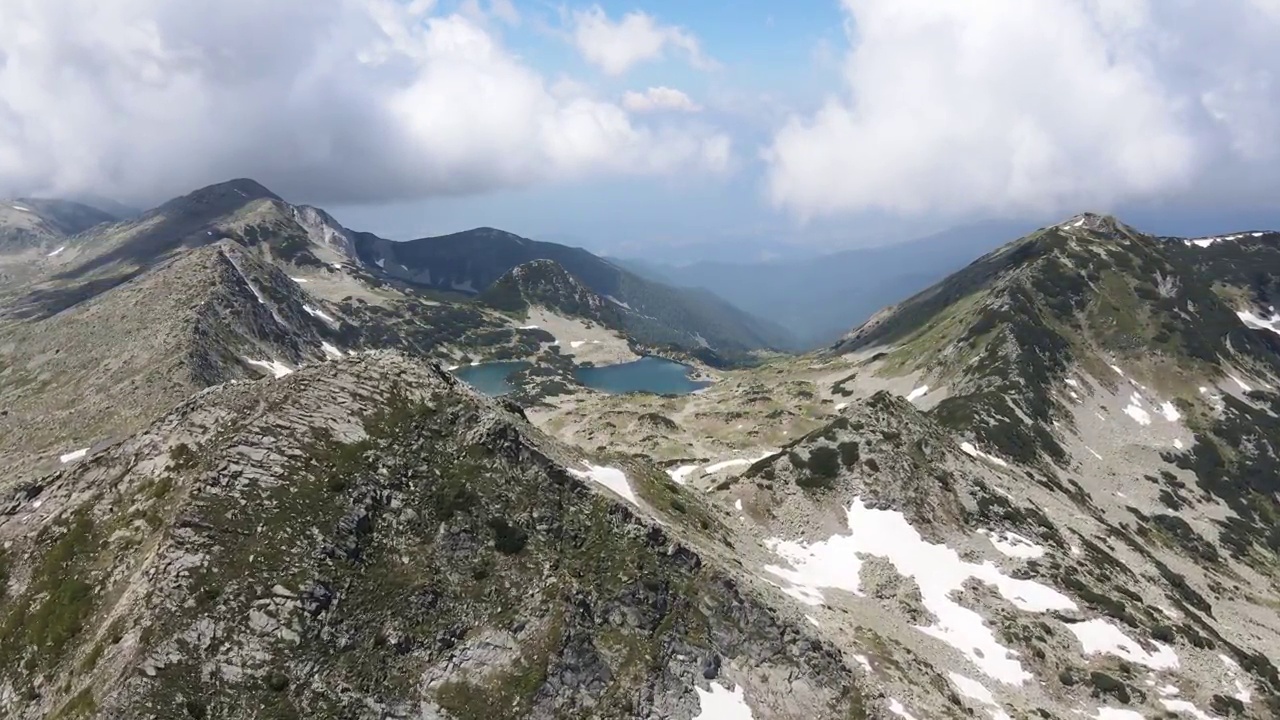 鸟瞰保加利亚皮林山的穆拉托夫峰和格吉斯基湖视频素材