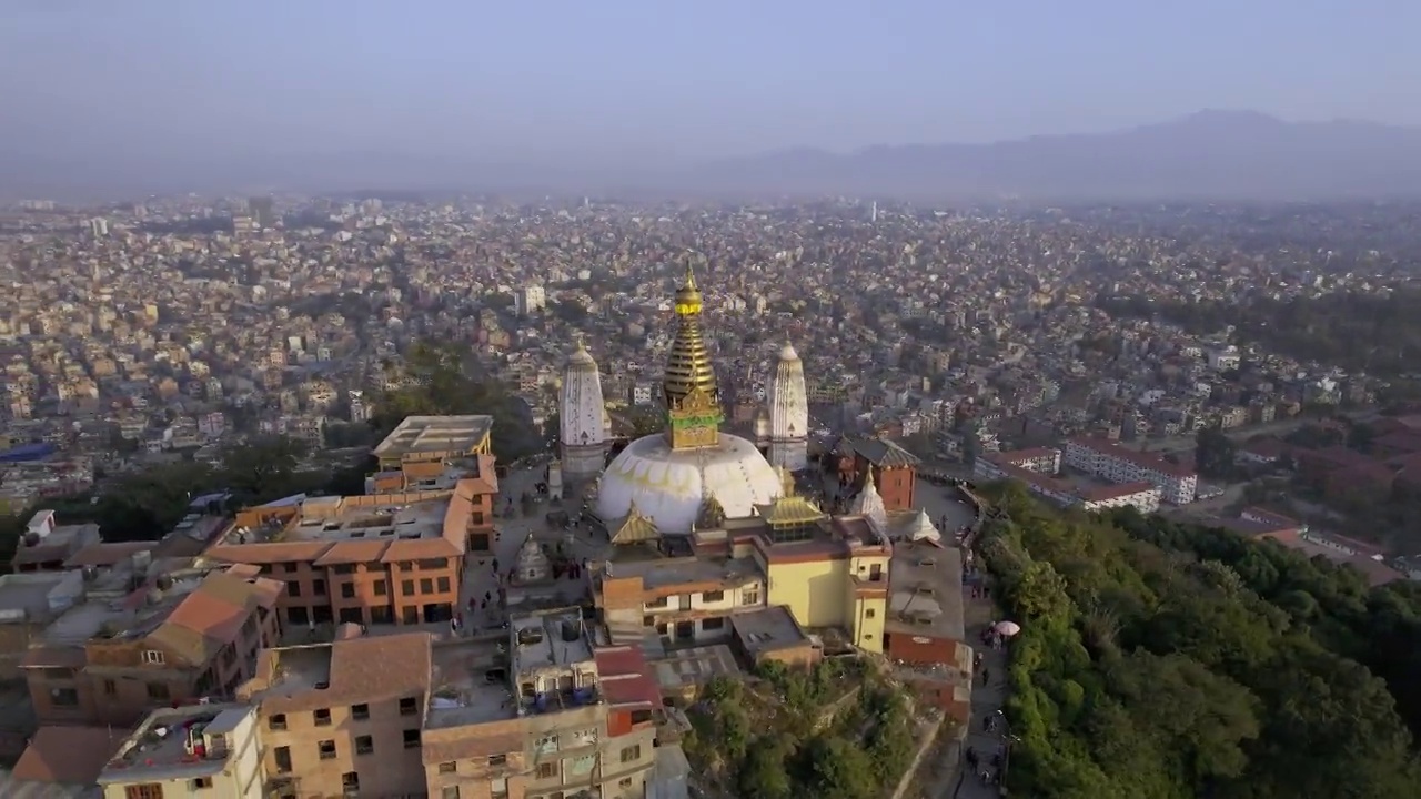 环绕斯瓦扬布纳塔，观赏加德满都的城市视频下载