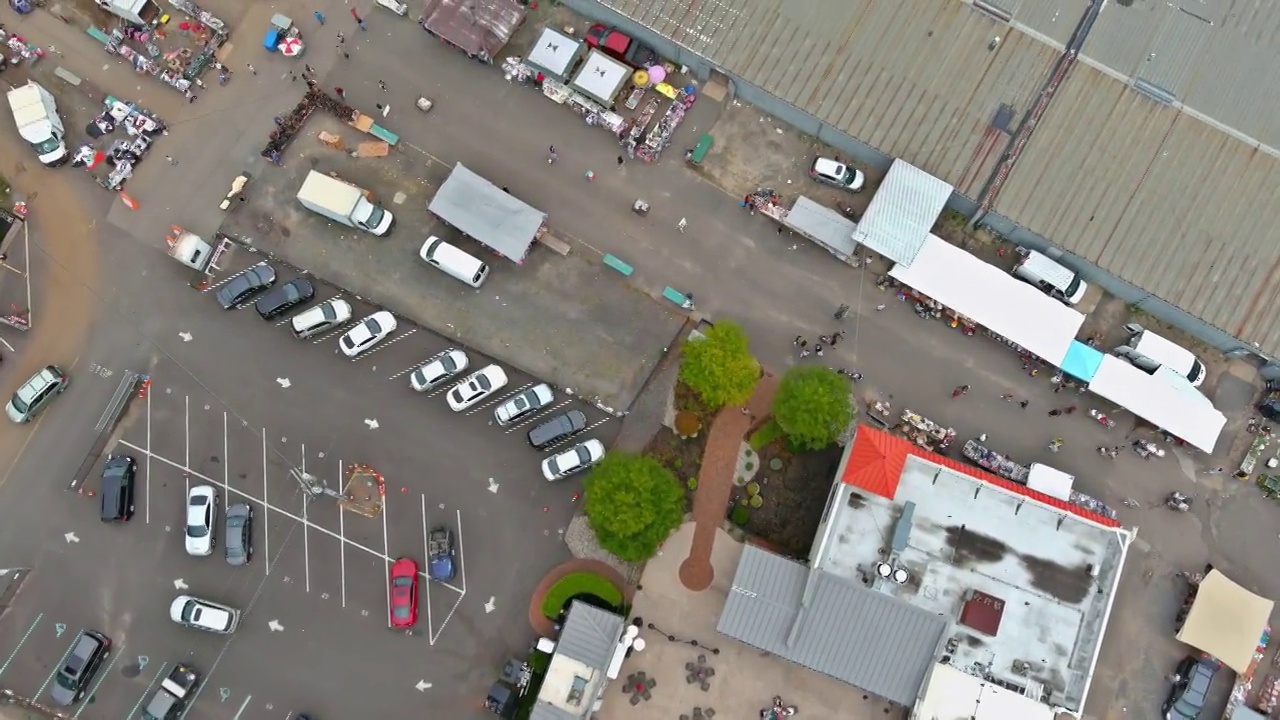 鸟瞰美国新泽西州英格镇的一个跳蚤市场视频素材