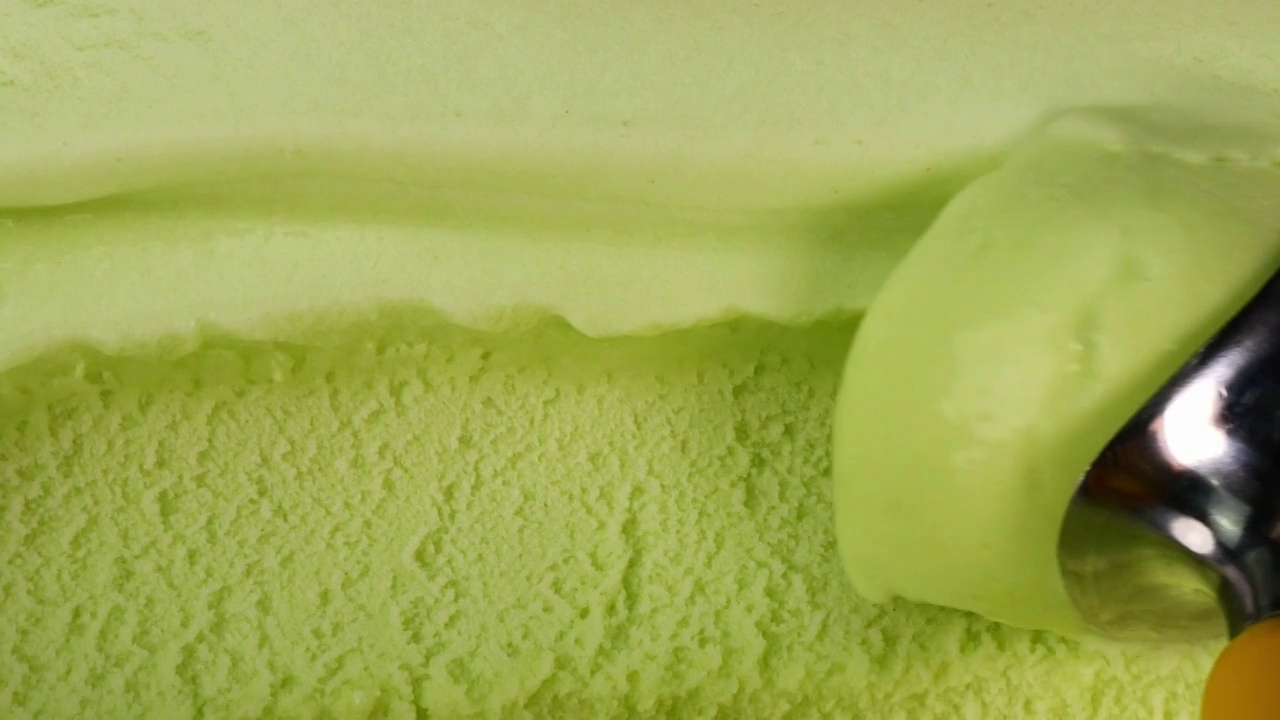 慢动作柠檬果子露冰淇淋勺与黄色汤匙。视频下载