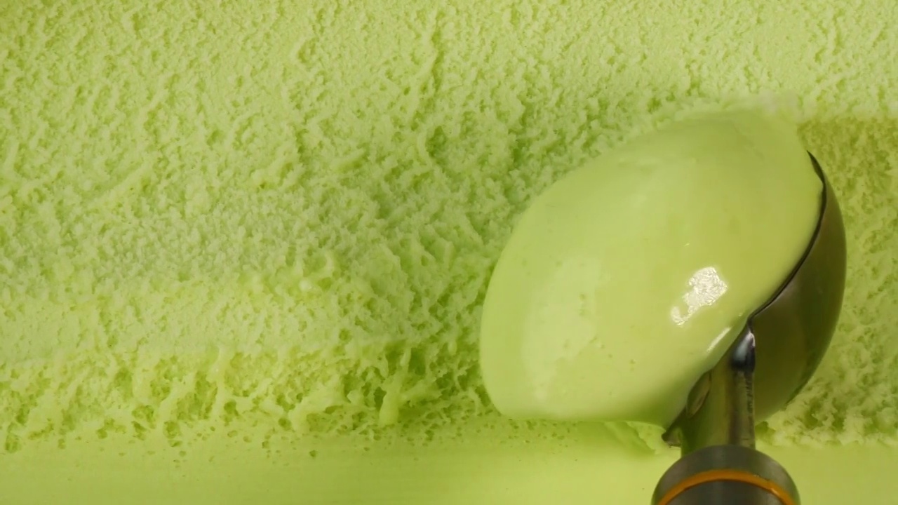 慢动作绿茶冰淇淋用勺子舀。视频下载
