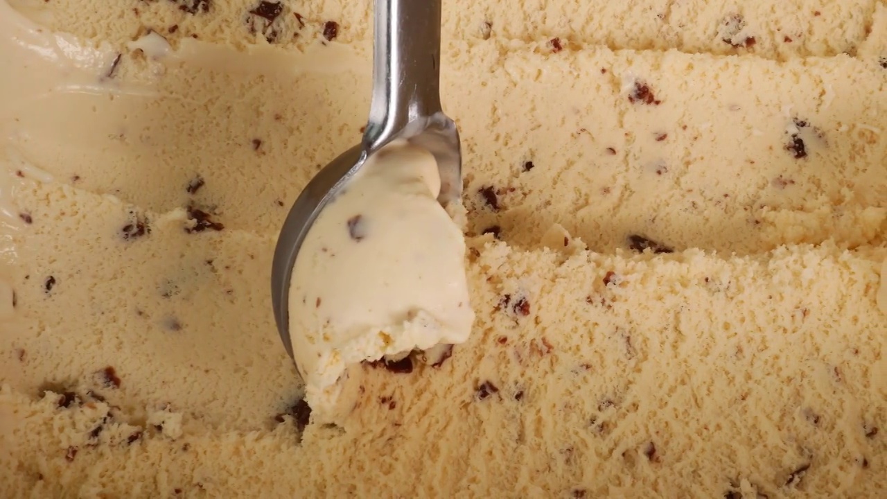 慢动作香草巧克力片冰淇淋用勺子舀。视频素材