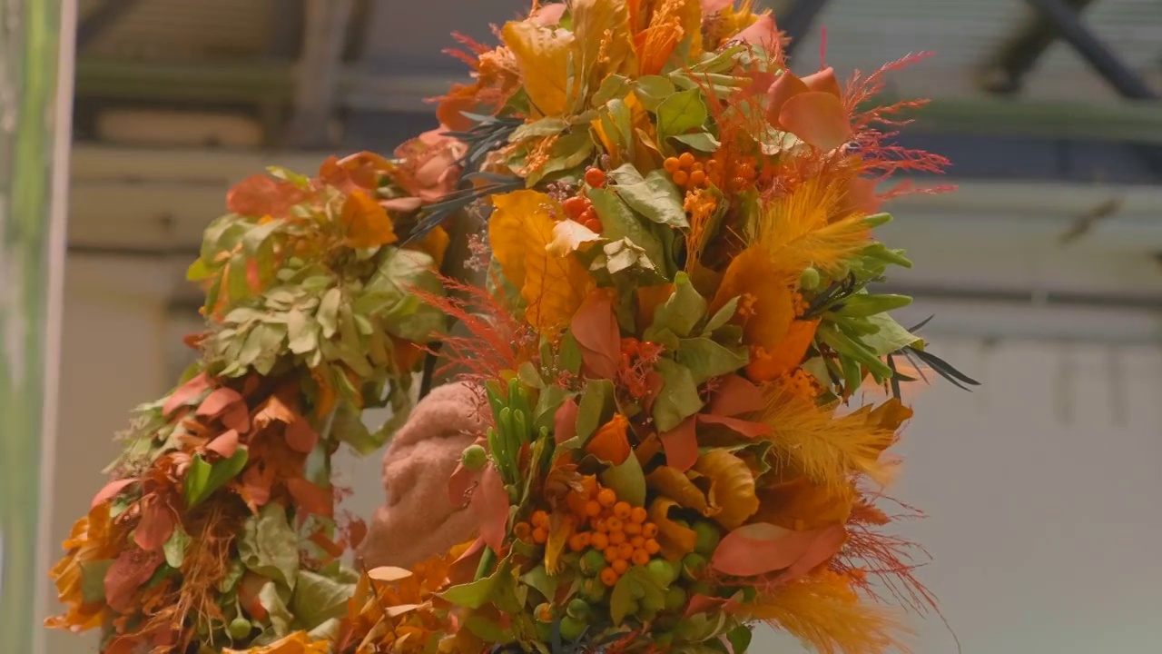 美丽的花环的人造花在橙色秋天的颜色视频下载