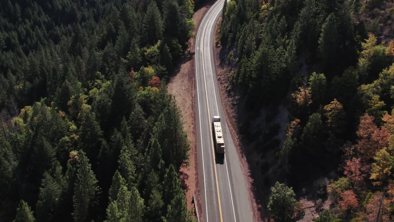 一辆卡车在加州伯尼山附近的高速公路上坡视频下载
