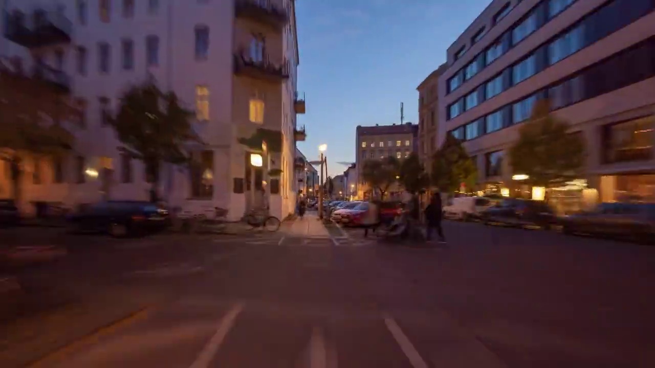 柏林普伦茨劳贝格夜街，城市生活与交通高速Hyperlapse视频下载