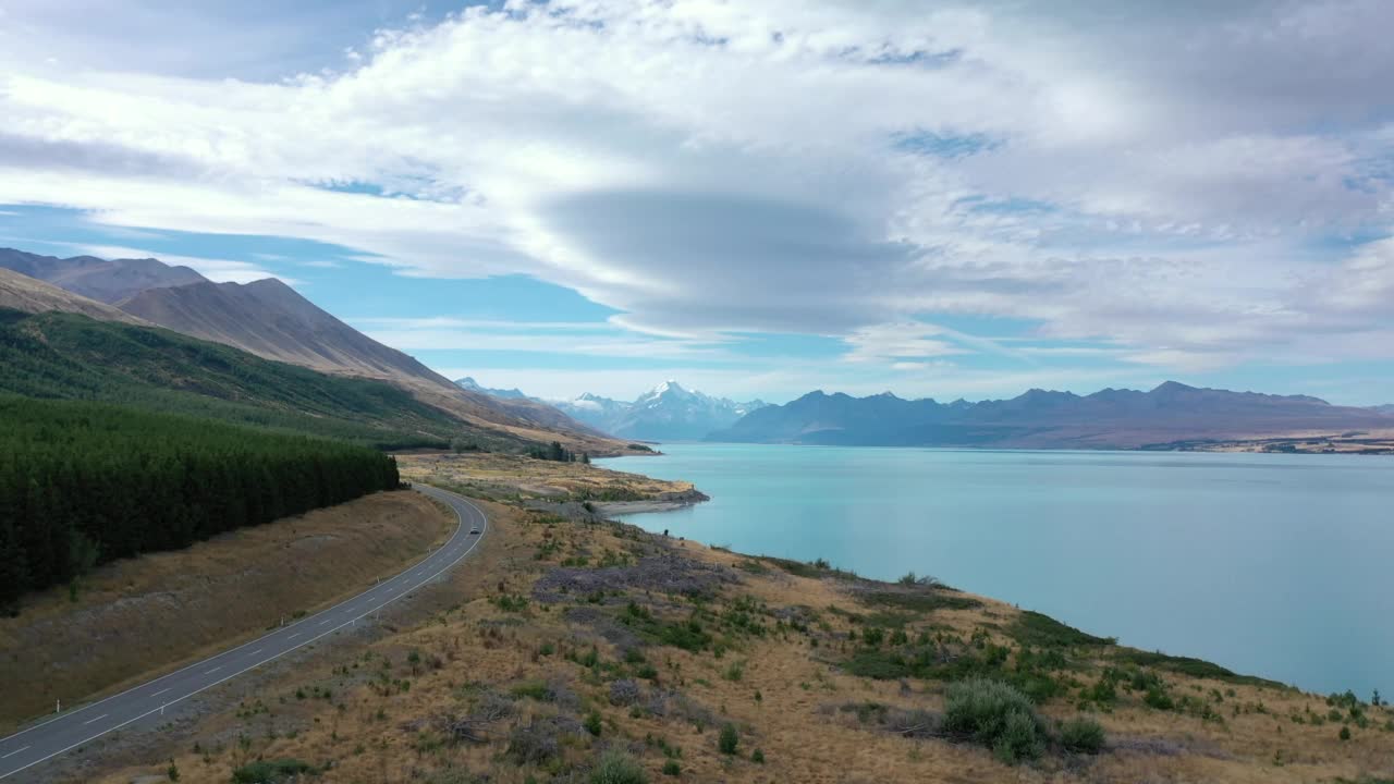 南岛-风景如画的特卡波湖和汽车行驶在道路上/新西兰视频下载