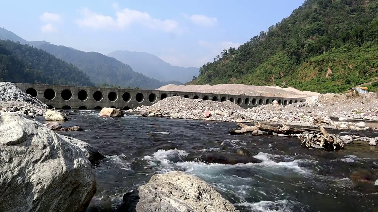 印度北阿坎德邦，恒河穿过山脉视频下载