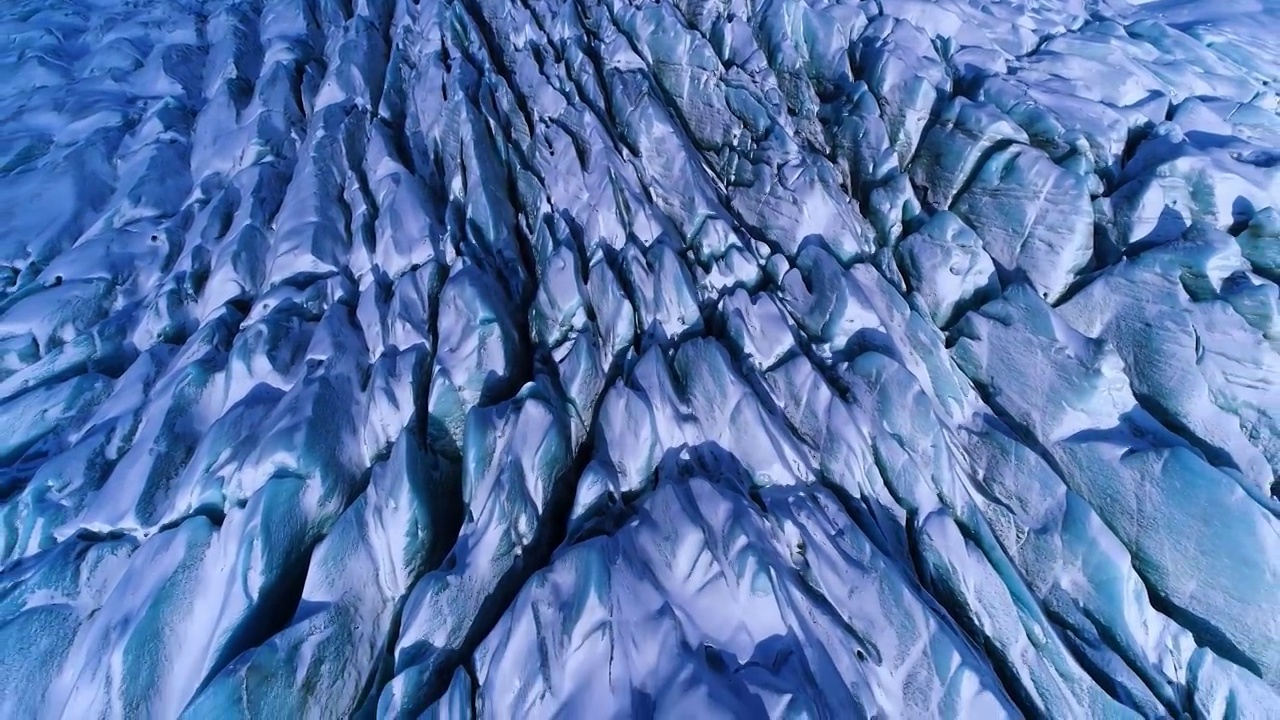 冰岛冰川鸟瞰图。鸟瞰垂直向下，然后向上平移，将风景展现出来。这是瓦特纳冰川。视频素材