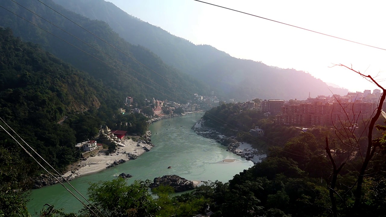 日落时分的恒河，印度北阿坎德邦里诗凯诗视频下载