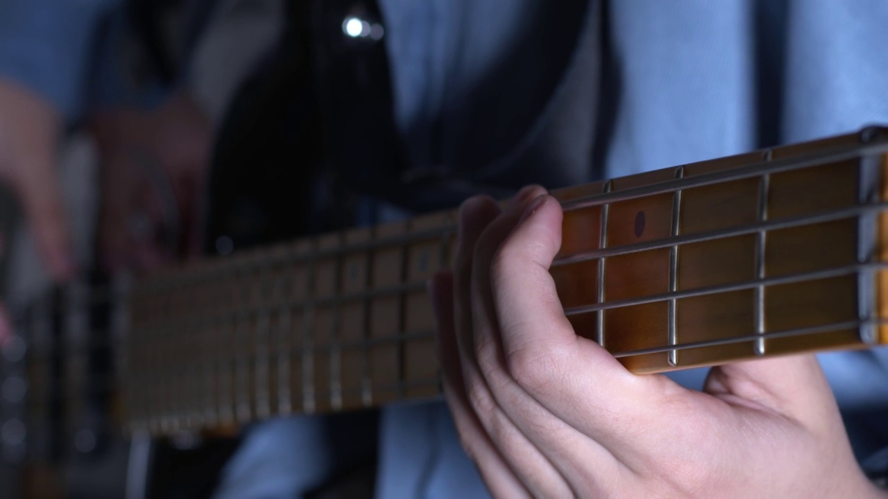 练习乐器低音吉他视频素材