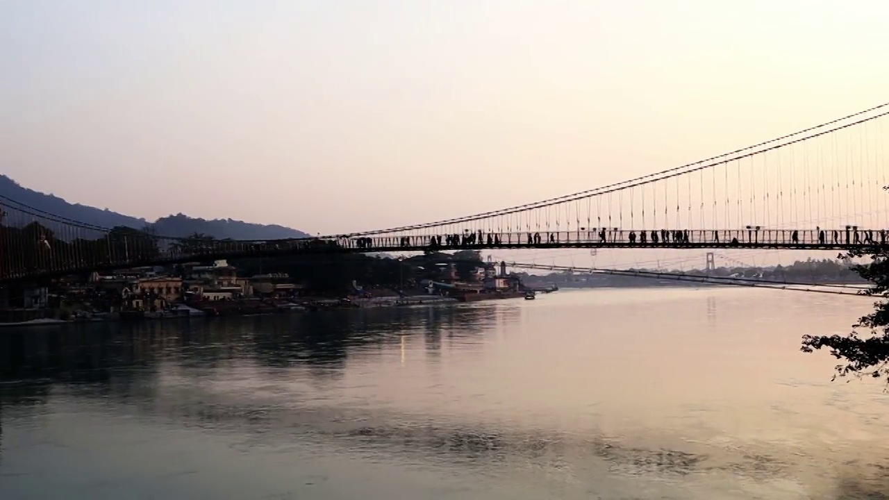 印度北阿坎德邦瑞诗凯诗的Ram Jhula(吊桥)视频下载