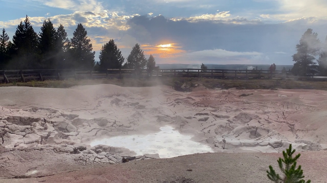 黄石国家公园诺里斯间歇泉盆地的泥浆蒸汽床视频下载