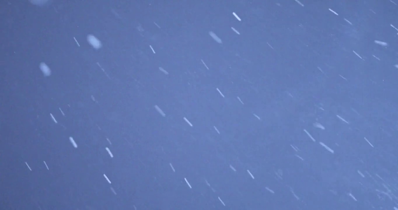 雪花，美丽的雪花飘落在夜空中，自然的背景视频下载