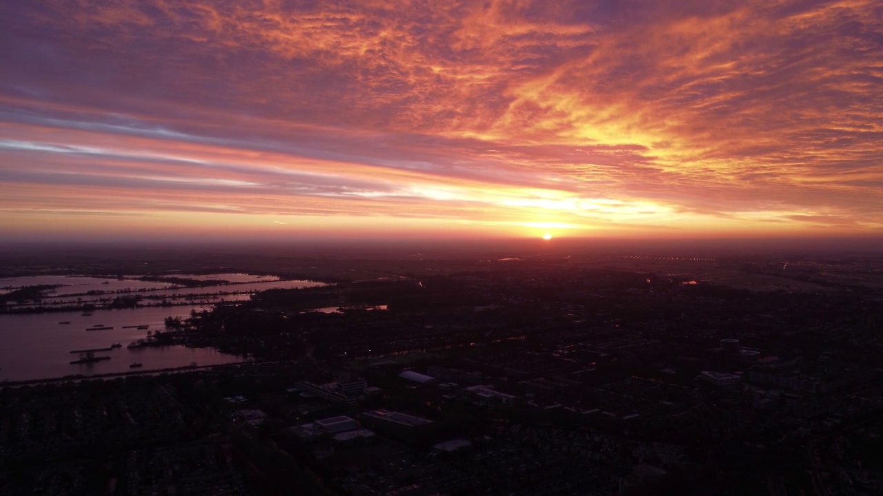 美丽的无人机拍摄的红色天空日出在荷兰视频下载