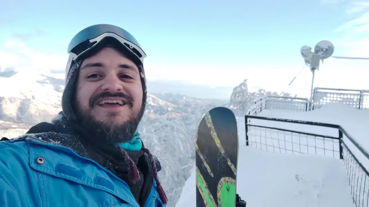 滑雪板手用智能手机自拍视频素材
