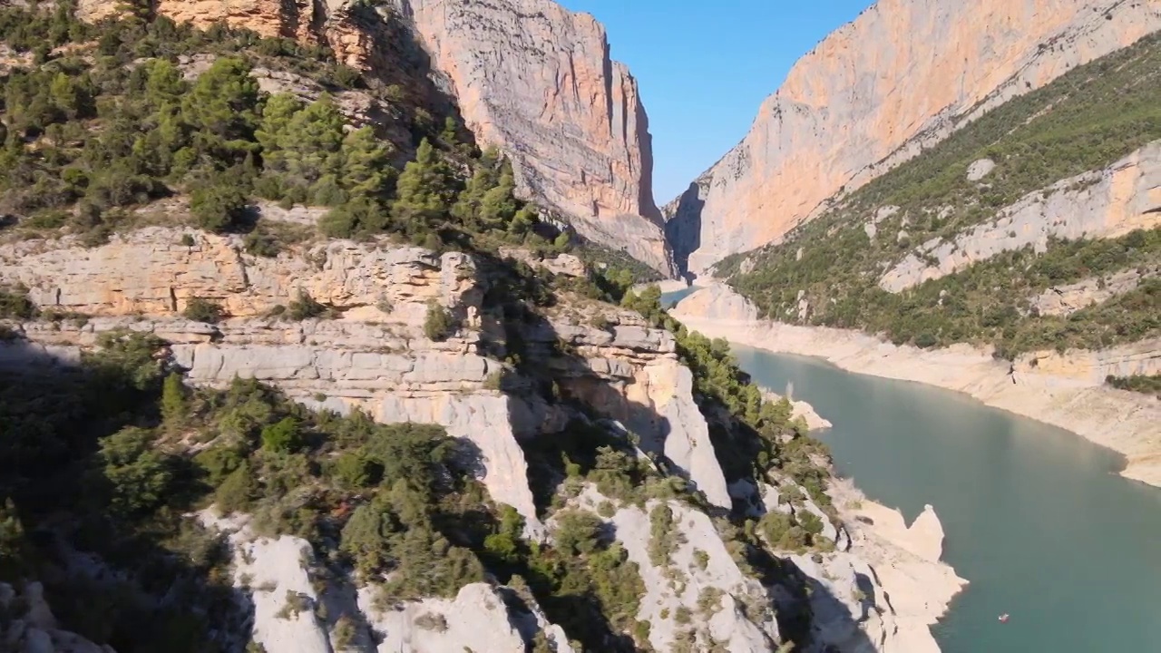 南欧厢式旅行无人机剪辑:阿拉贡/韦斯卡-帕萨雷拉斯德Montfalcó - Montfalcò步道，西班牙视频下载