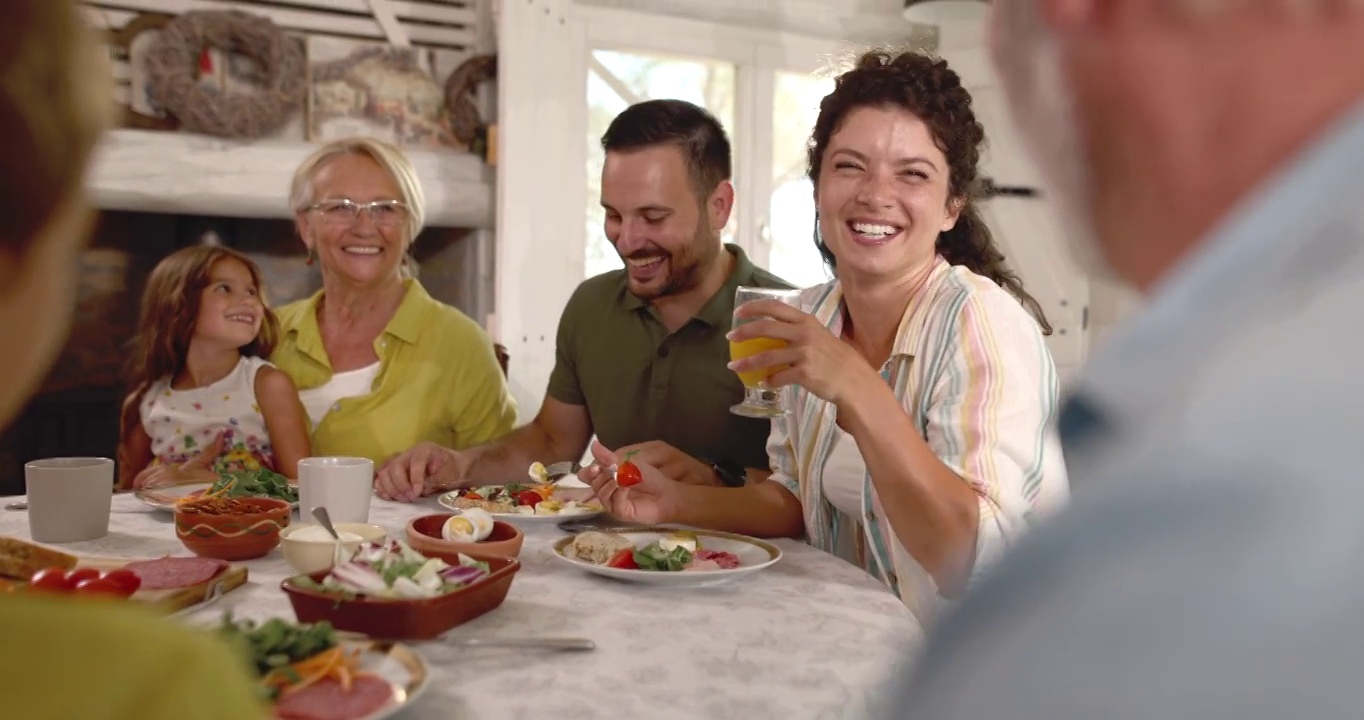 幸福的大家庭在餐桌上共进晚餐。视频素材