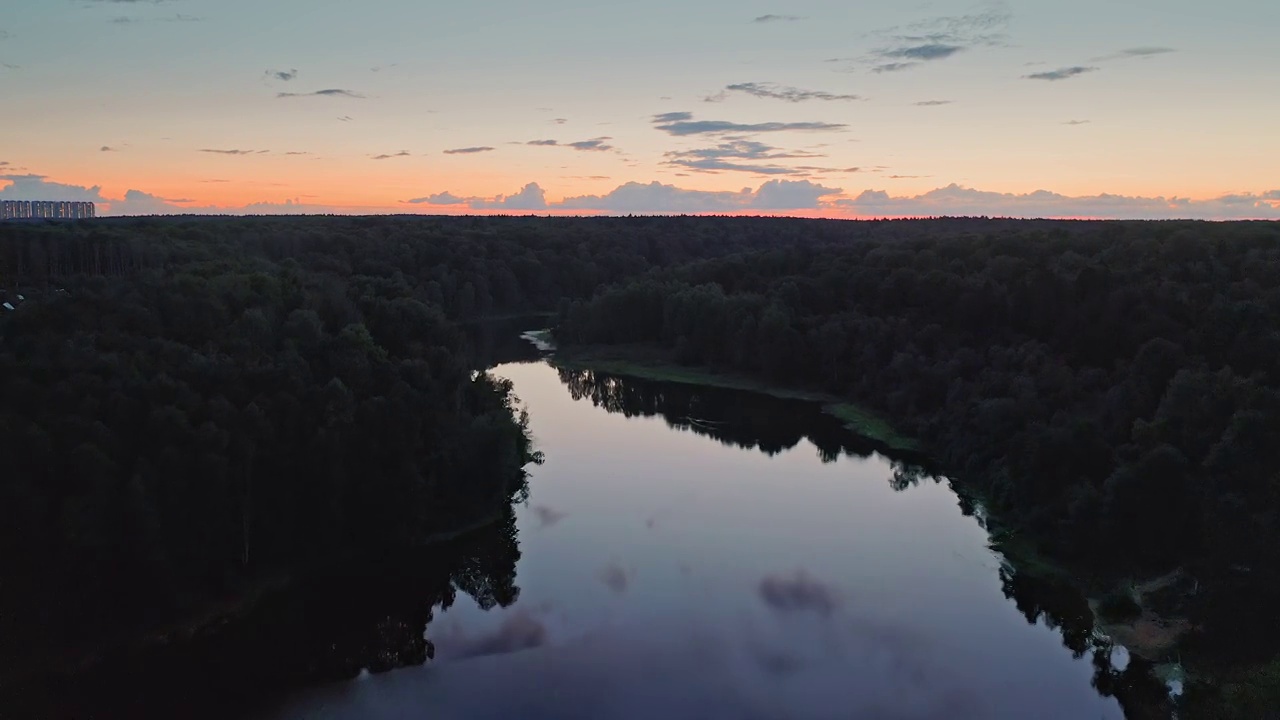 无人机拍摄的夜晚黎明时分黑暗森林中平静的河流视频下载