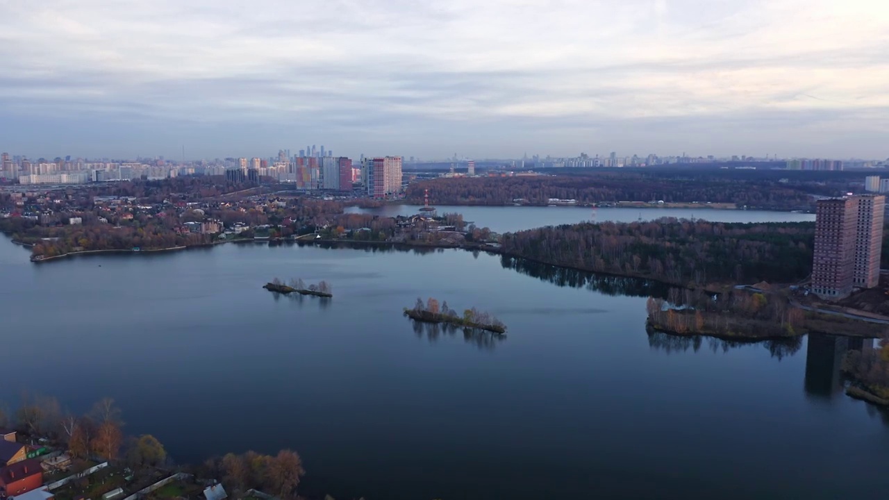 在城市自然公园和有岛屿的大湖上空飞行视频素材