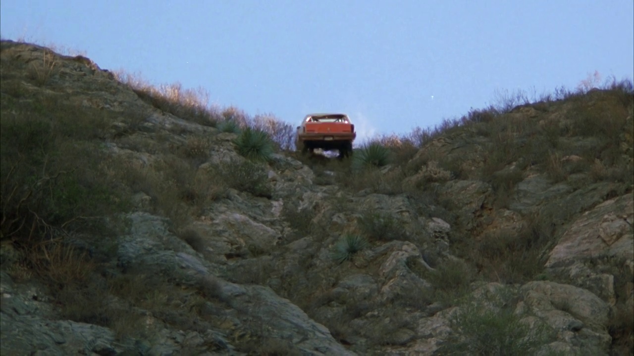 1980年林肯大陆标志vi型汽车上角，从山崖或峡谷边缘坠落。岩石。车祸或事故。汽车特技表演。视频素材