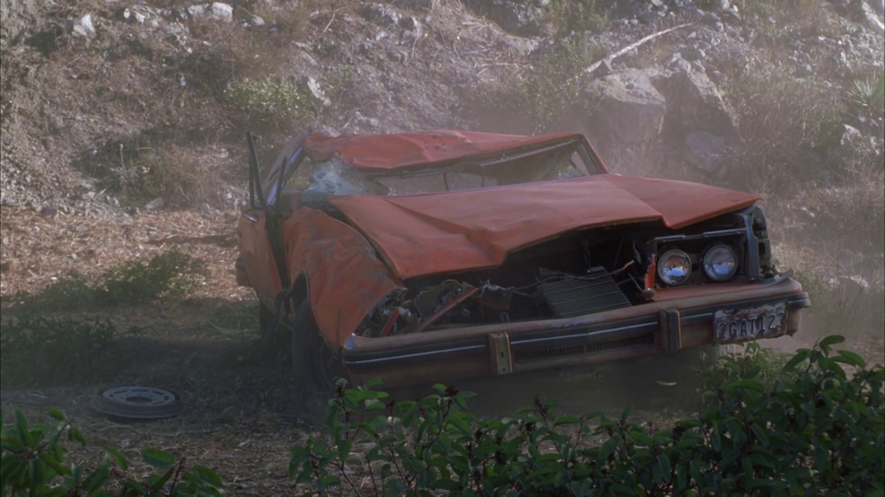 中角汽车，1980年林肯大陆标志vi，降落在山脚下，悬崖或峡谷。岩石。车祸或事故。汽车特技表演。28 FPS。视频素材