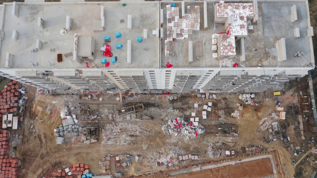 从上到下的城市住宅建筑工地的视图。视频下载