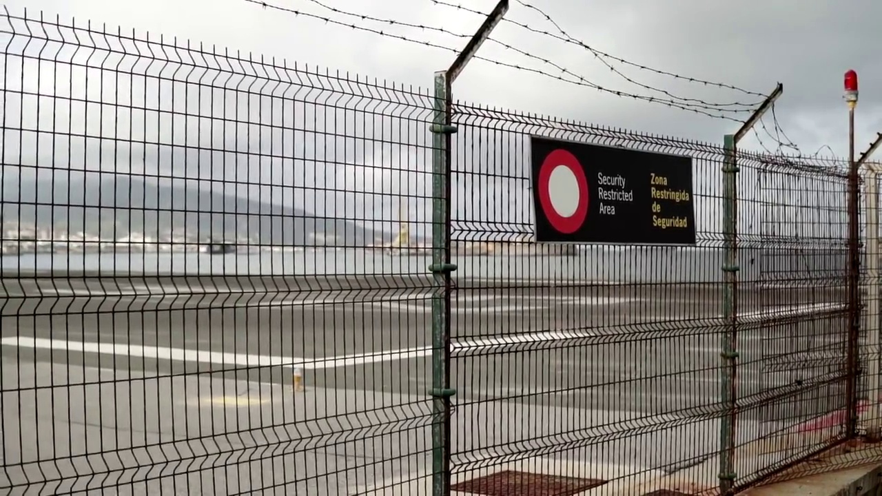 机场和直升机机场的围栏上有安全限制区域的标志视频素材