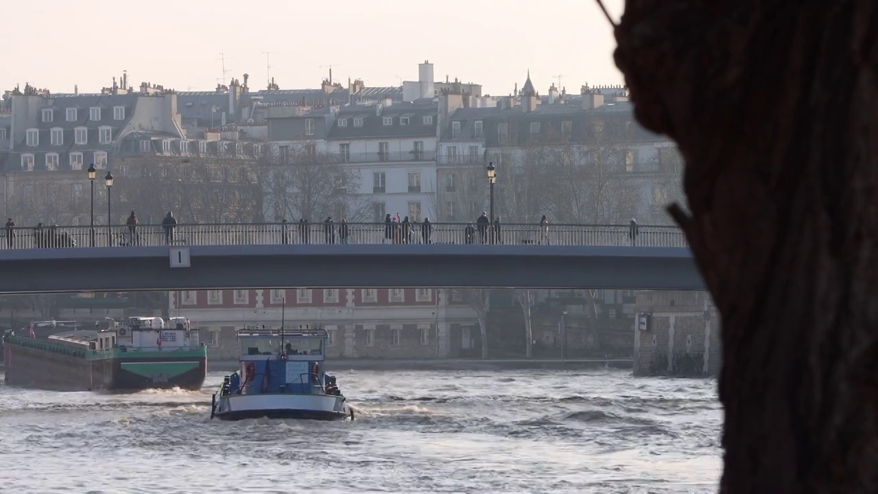 巴黎塞纳河发生小洪水视频素材