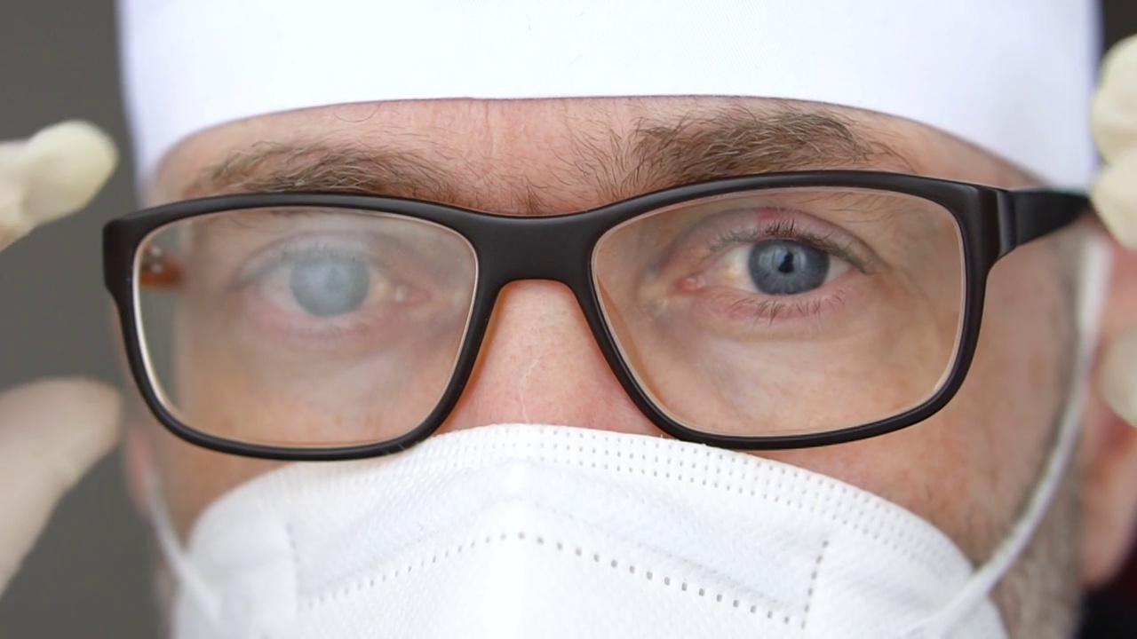 过度劳累的医护人员脸上戴着防护口罩。医疗专业人员因新冠肺炎疫情收治了大量患者后的心理状况视频素材