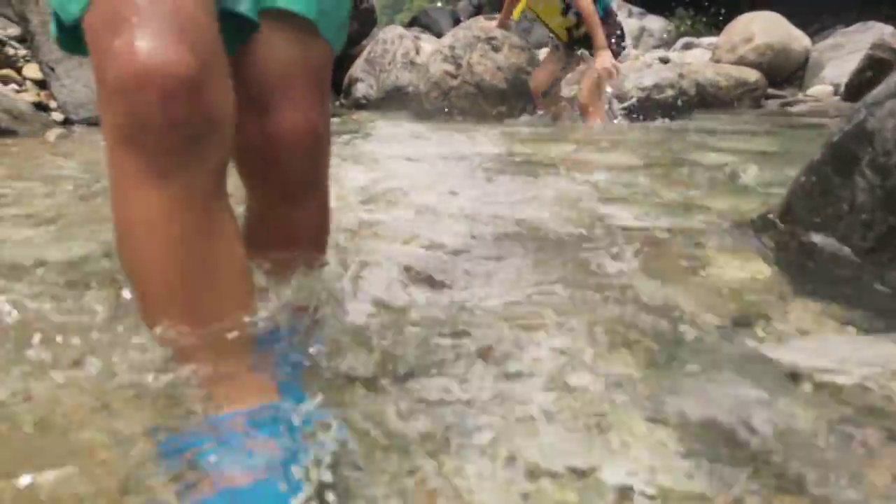 在河里玩耍，只是脚，奔跑视频素材