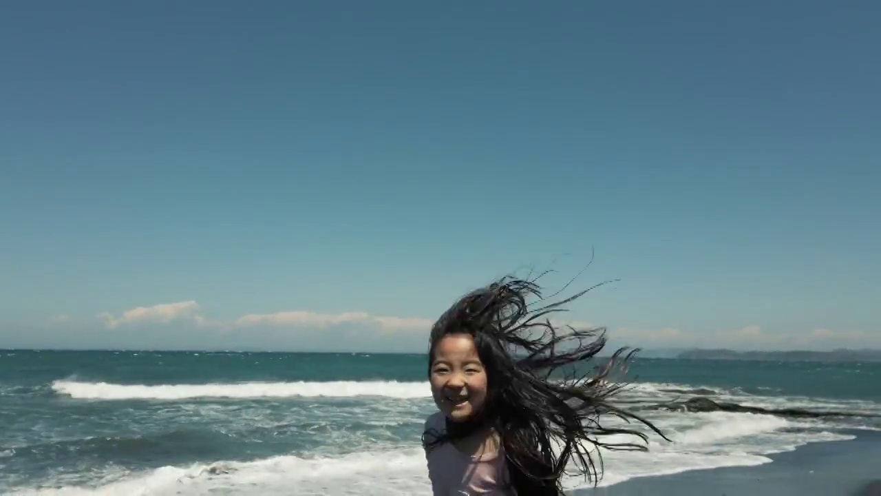 快乐的日本女孩在沙滩上跳跃视频下载