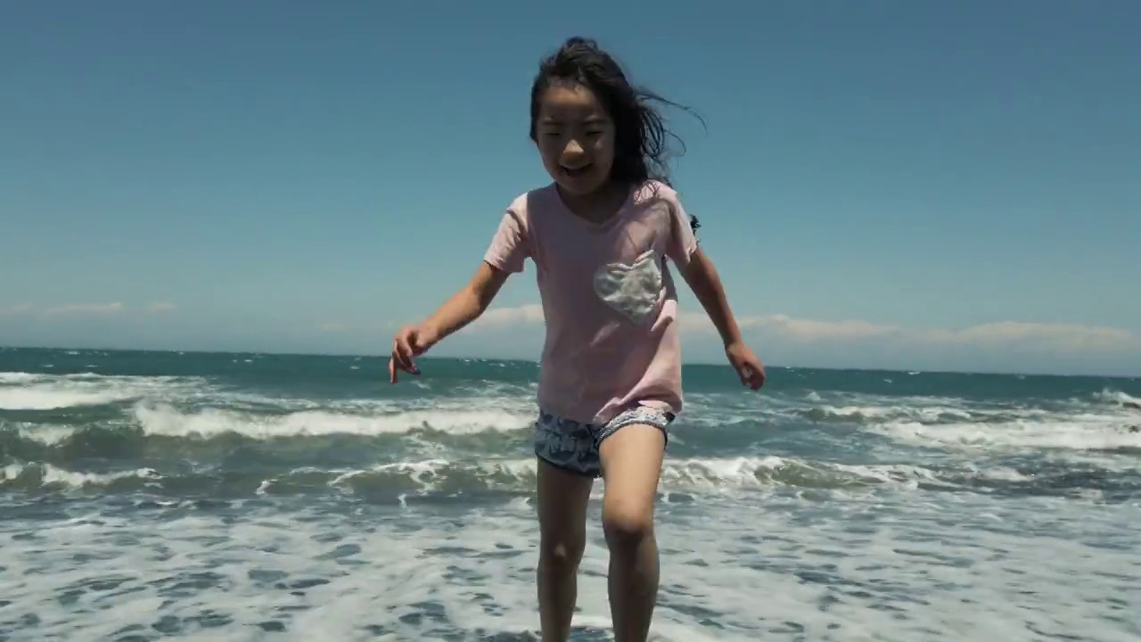 快乐的日本女孩在沙滩上跳跃视频下载