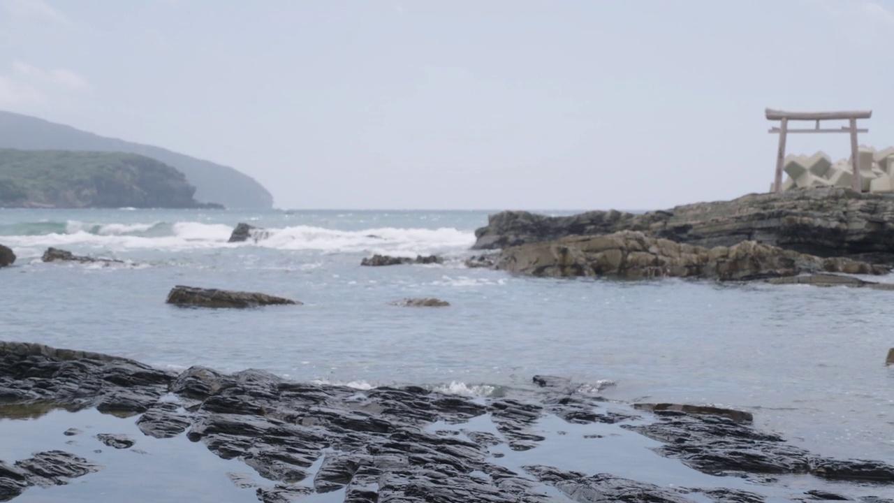 日本对马岛海边鸟居视频下载
