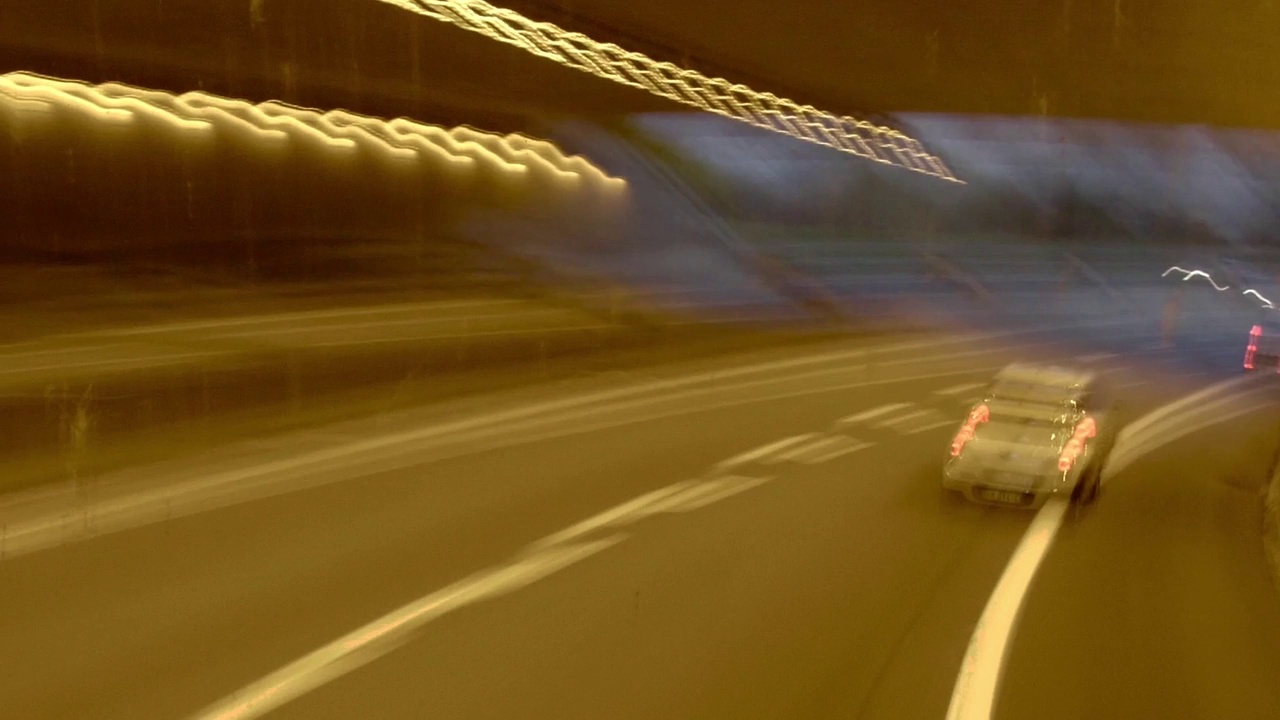 随着夜幕降临，高速公路上的汽车飞驰而过视频下载