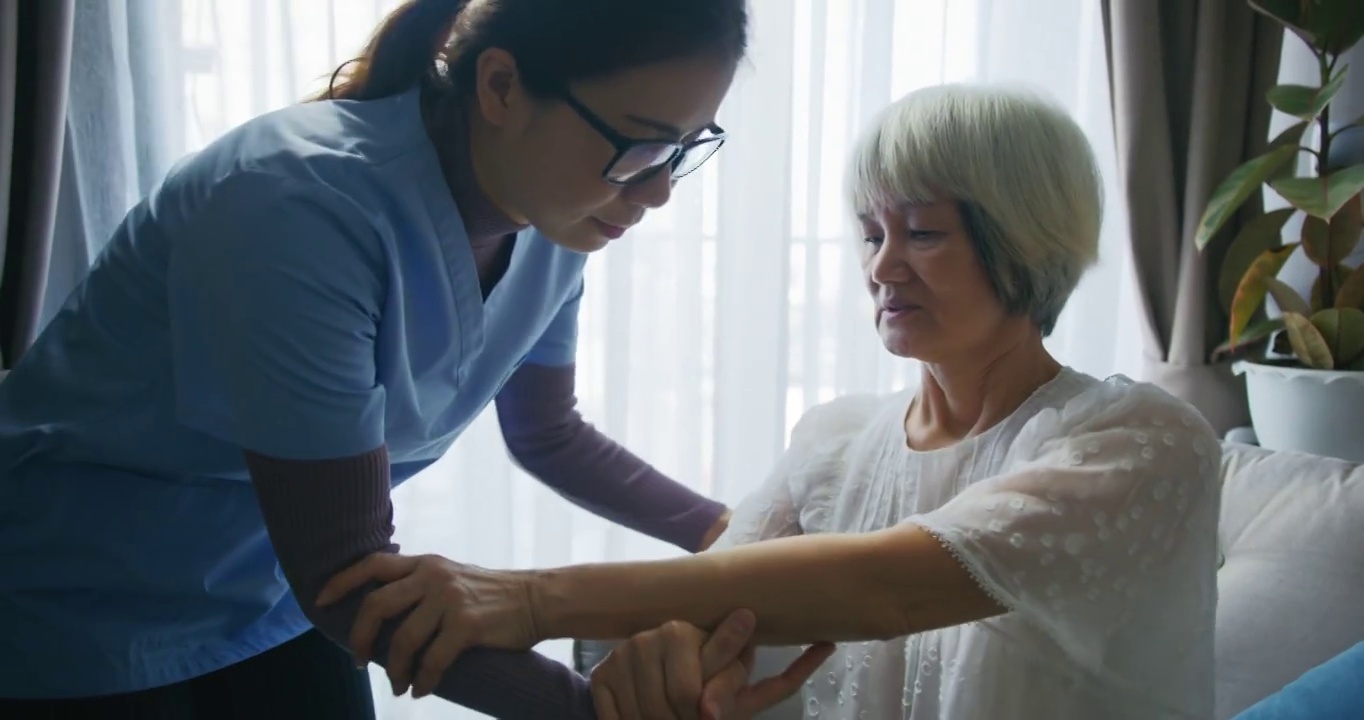 帮助老年妇女在家散步的家庭看护者视频下载