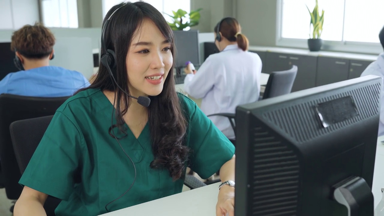 医生或护士用电脑在医院打电话。视频素材