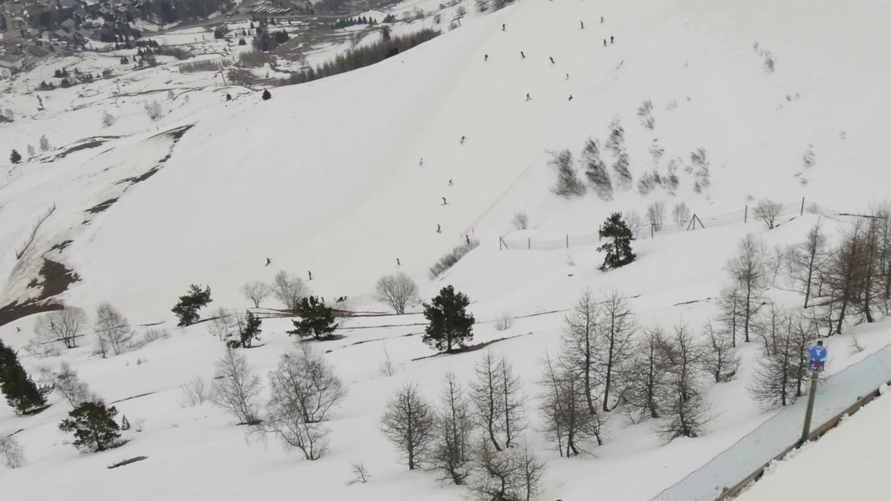 欣赏雪道和缆车设施，登上白雪覆盖的山坡视频素材