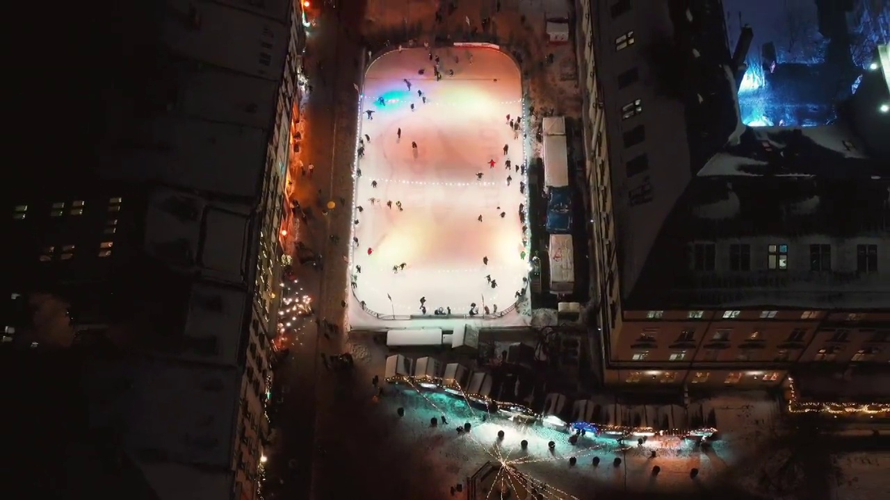 鸟瞰图展示了这座城市圣诞节期间的魔法之夜视频素材