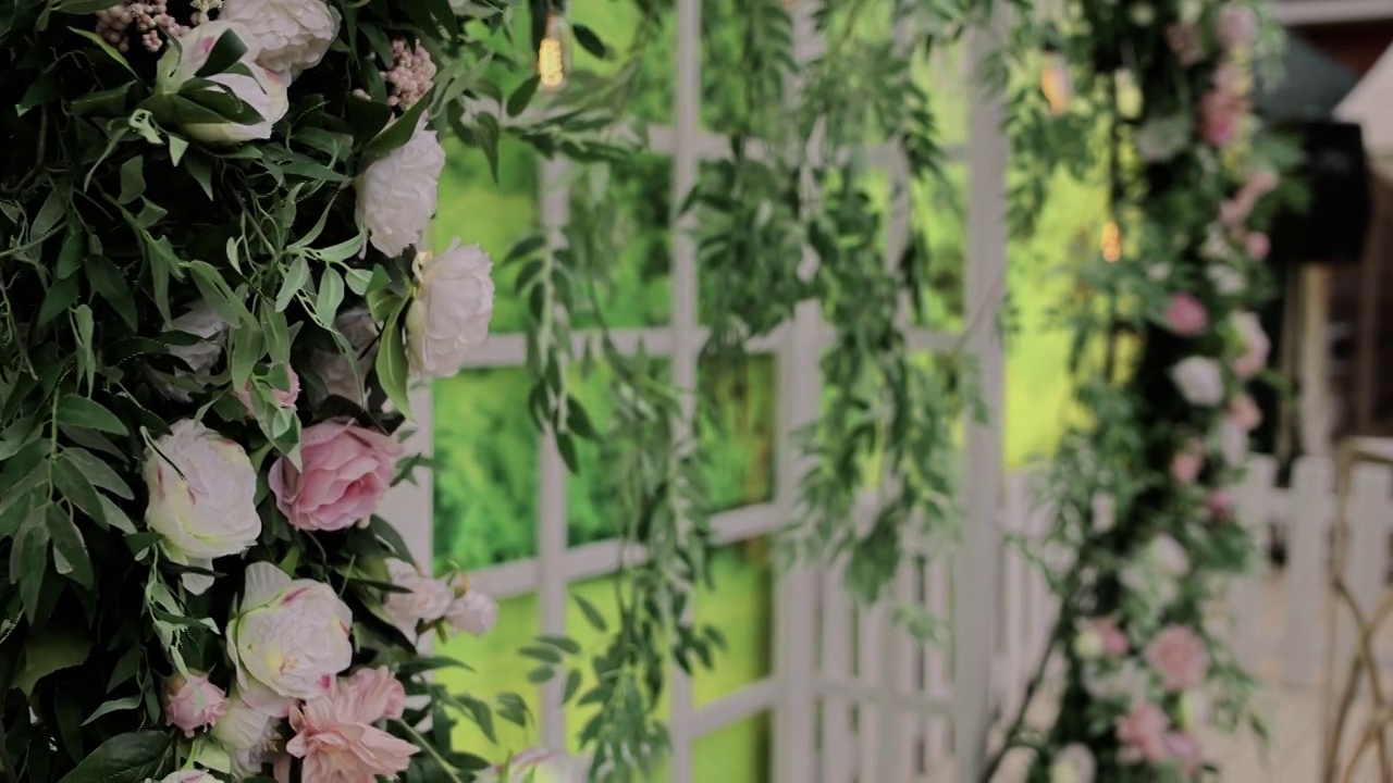花团锦簇的绿色婚礼拱门视频下载