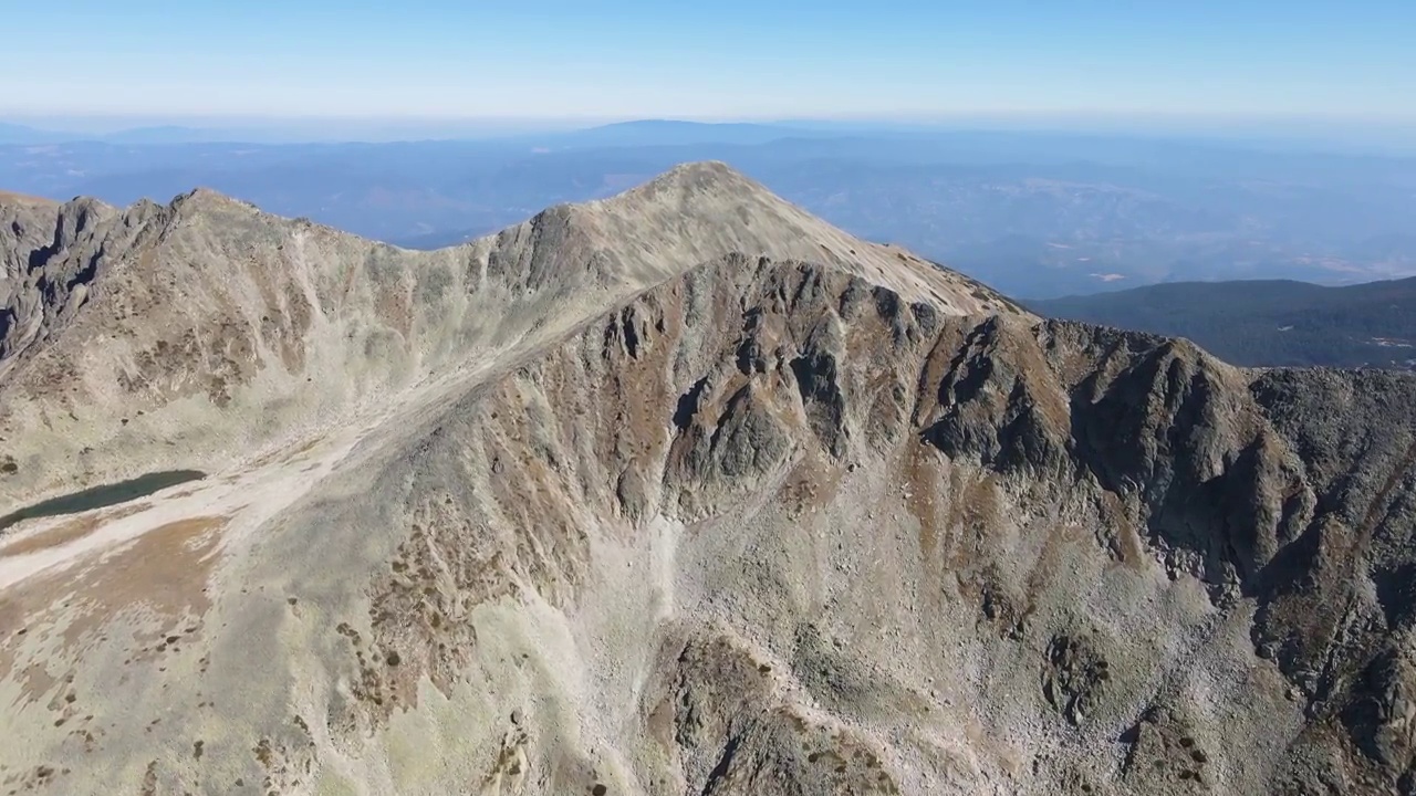 鸟瞰图的Polezhan和小Polezhan山峰，皮林山，保加利亚视频素材
