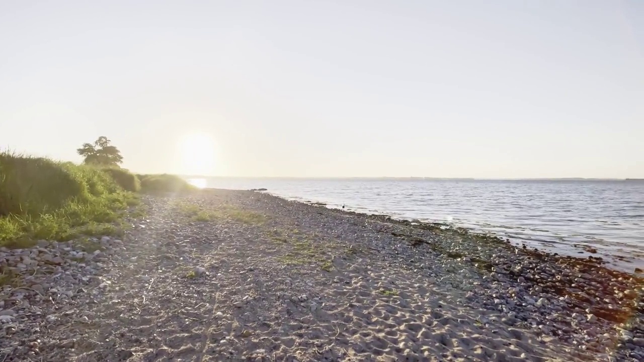 日落时分在海边散步视频素材