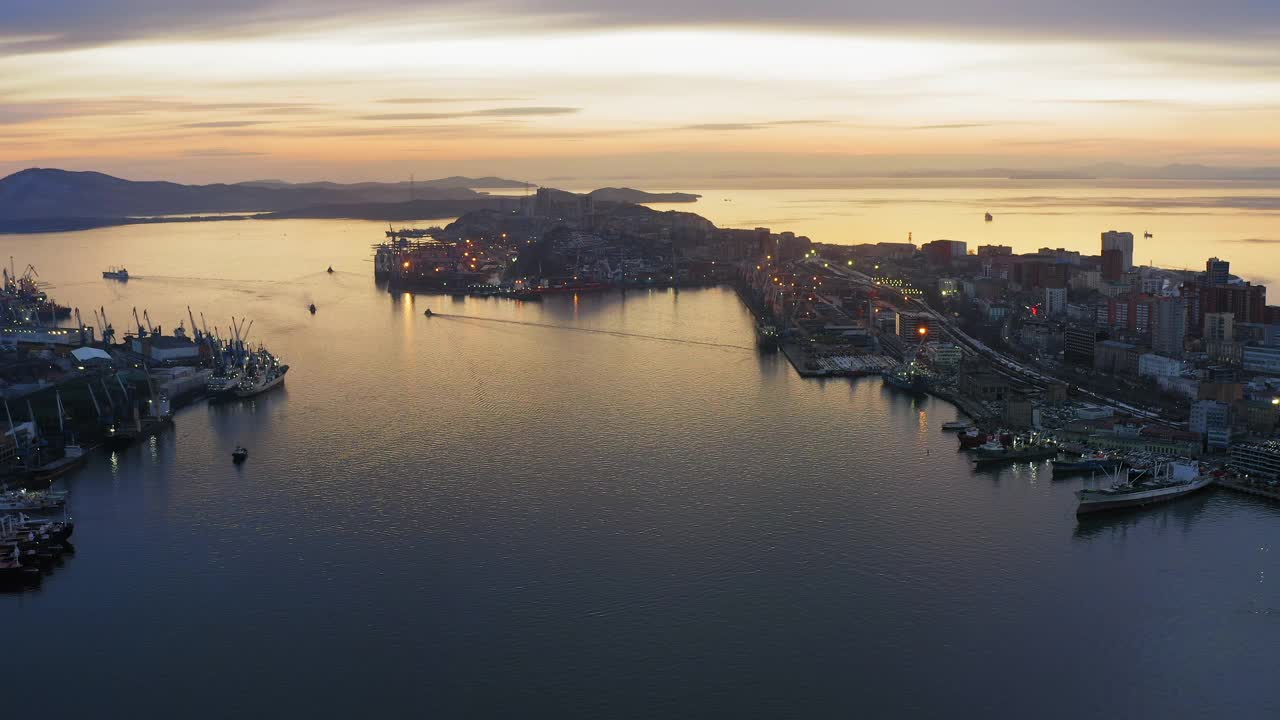 日落时，无人机拍摄的货物码头与港口起重机视频素材