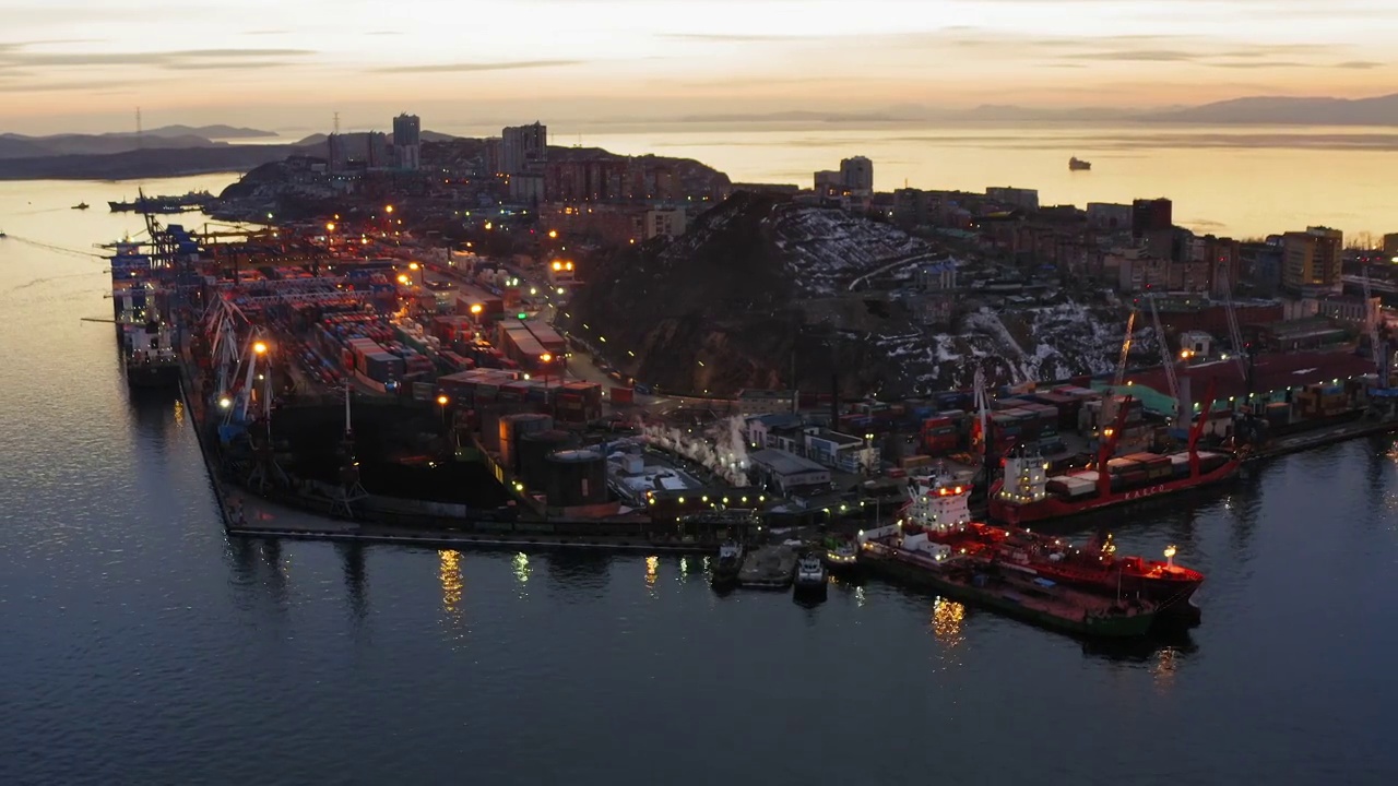 日落时，无人机拍摄的货物码头与港口起重机视频素材