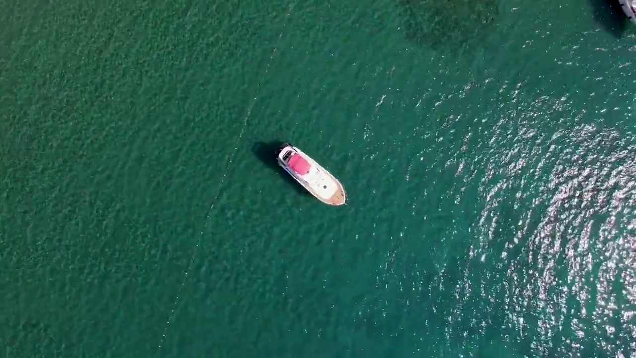一艘小船在地中海与清澈的水在土耳其基默视频素材