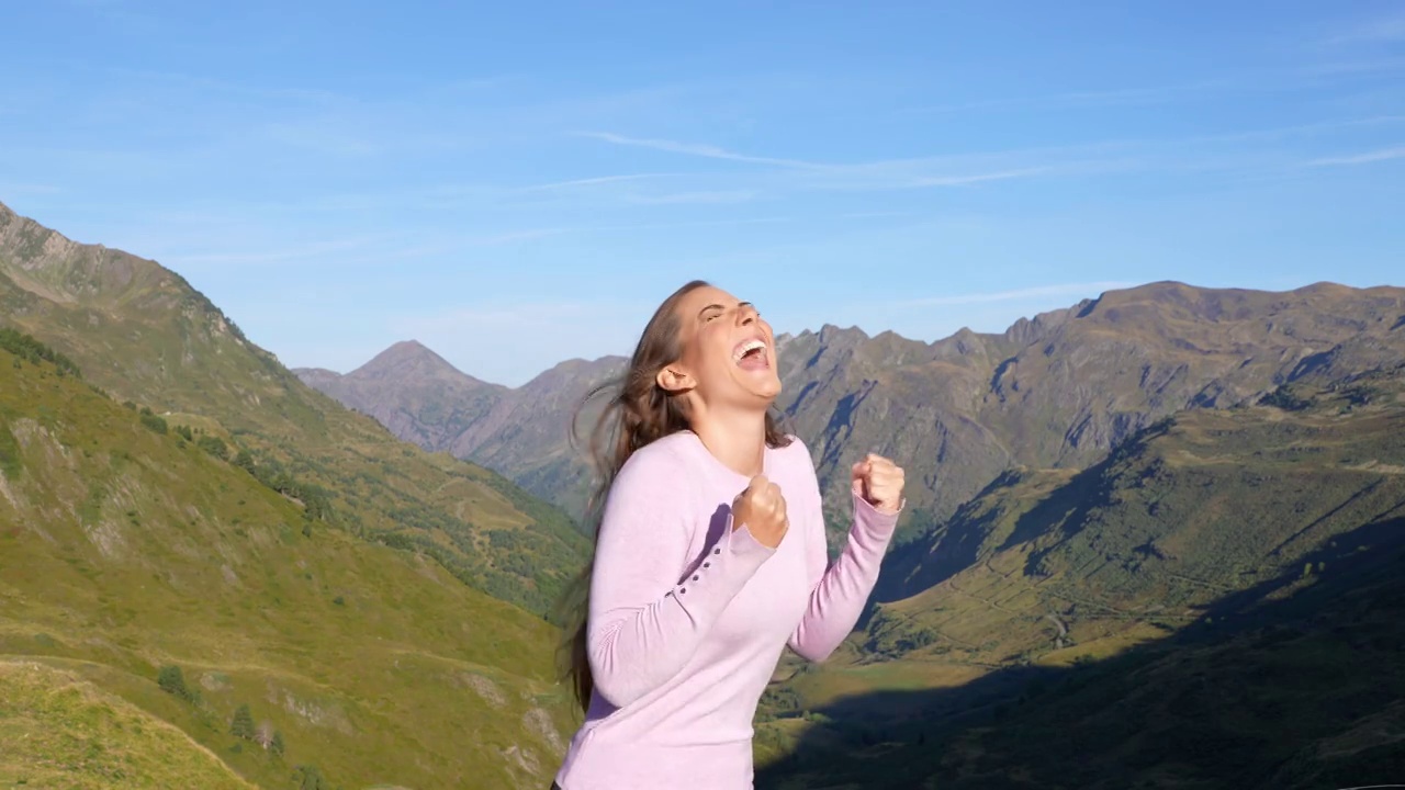 兴高采烈的女人在山上欢声笑语视频下载